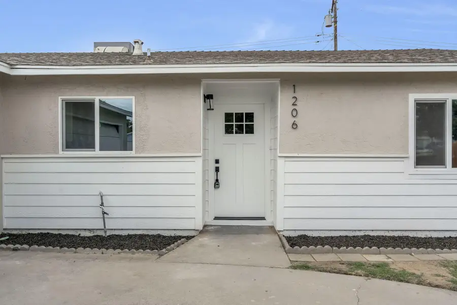 1206 S 12th Avenue, Hanford, CA 93230 - #3