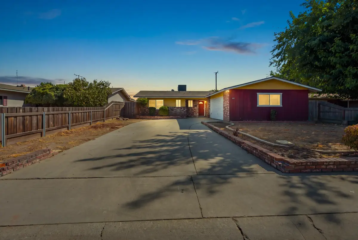 643 E Kaweah Avenue, Visalia, CA 93292 - #1