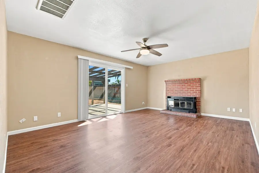 643 E Kaweah Avenue, Visalia, CA 93292 - #2