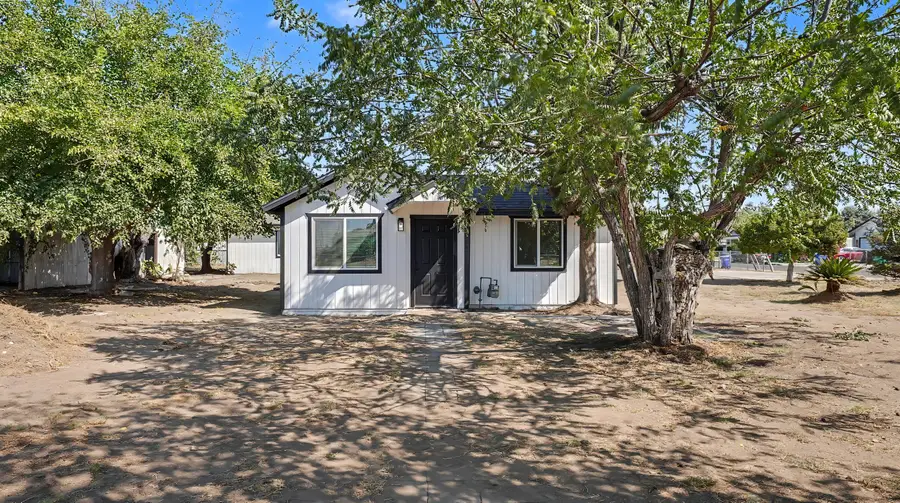 1060 W Belleview Avenue, Porterville, CA 93257 - #2