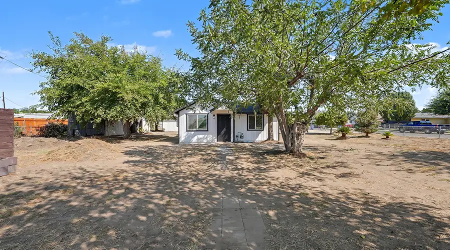 1060 W Belleview Avenue, Porterville, CA 93257 - #3