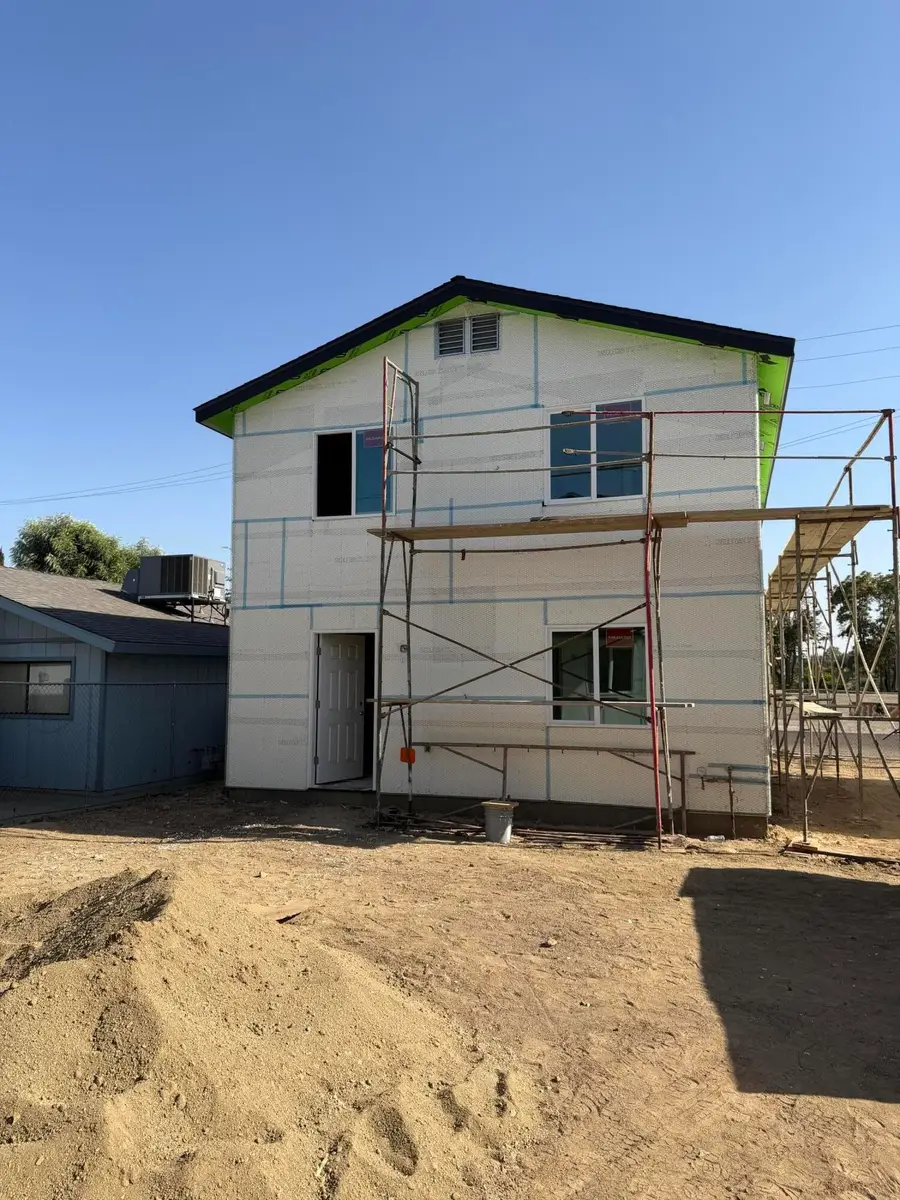 208 E Oak Avenue, Porterville, CA 93257 - #2