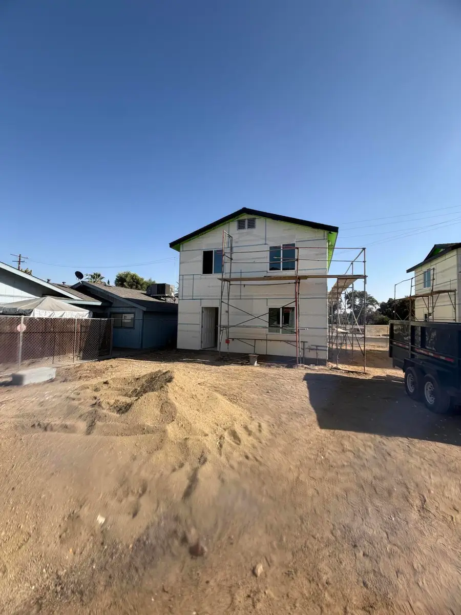 208 E Oak Avenue, Porterville, CA 93257 - #3