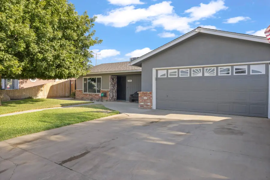 1749 E Kohn Avenue, Tulare, CA 93274 - #2