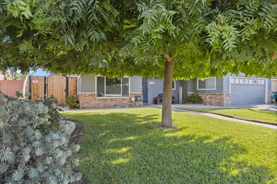 1749 E Kohn Avenue, Tulare, CA 93274 - #3