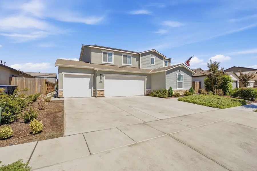 1040 W Reese Avenue, Visalia, CA 93277 - #2