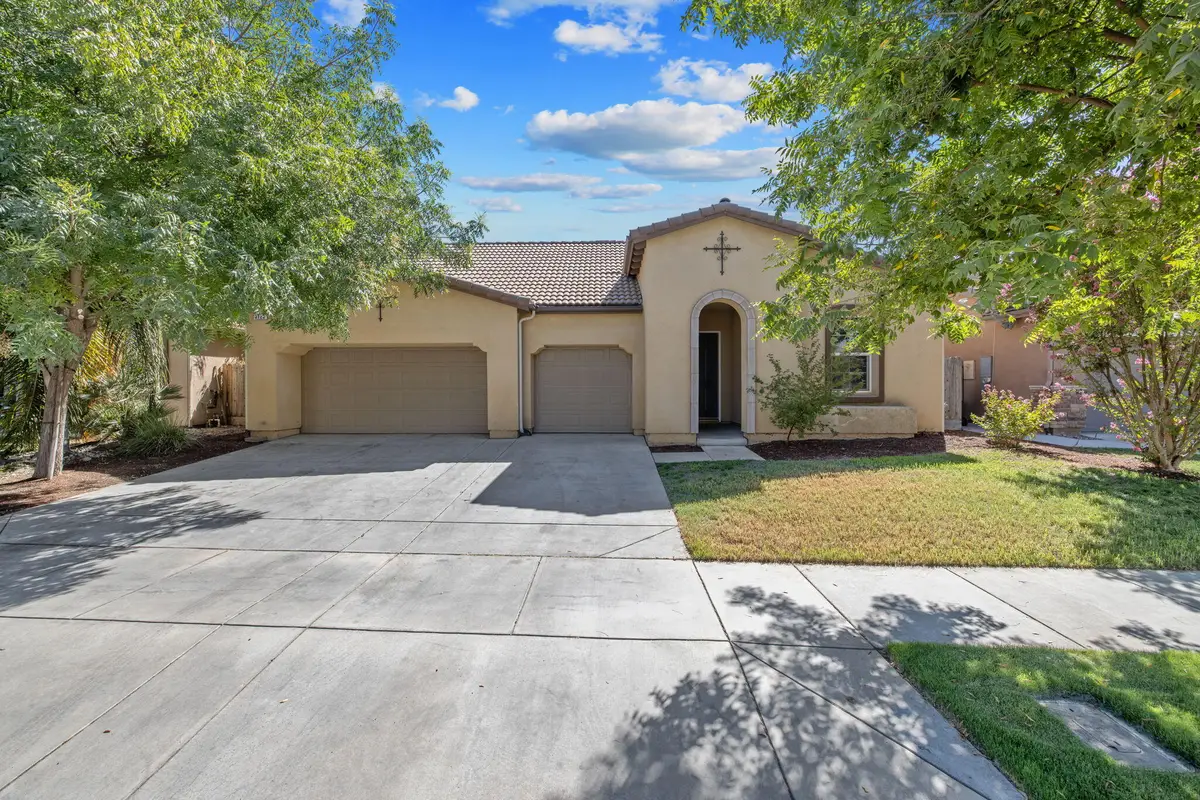 3125 W Stewart Avenue, Visalia, CA 93291 - #1