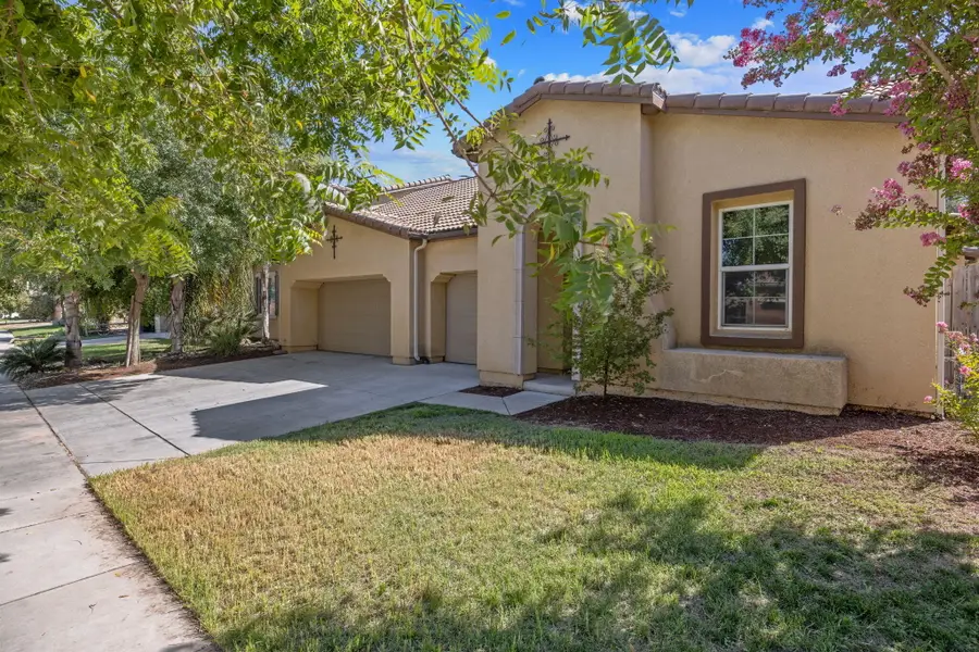 3125 W Stewart Avenue, Visalia, CA 93291 - #2