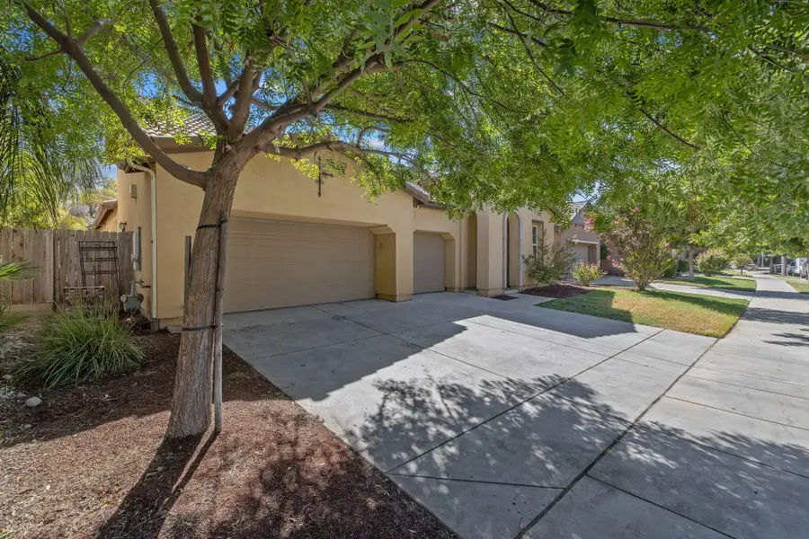 3125 W Stewart Avenue, Visalia, CA 93291 - #3