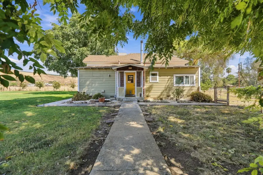601 E Mulberry Avenue, Porterville, CA 93257 - #3