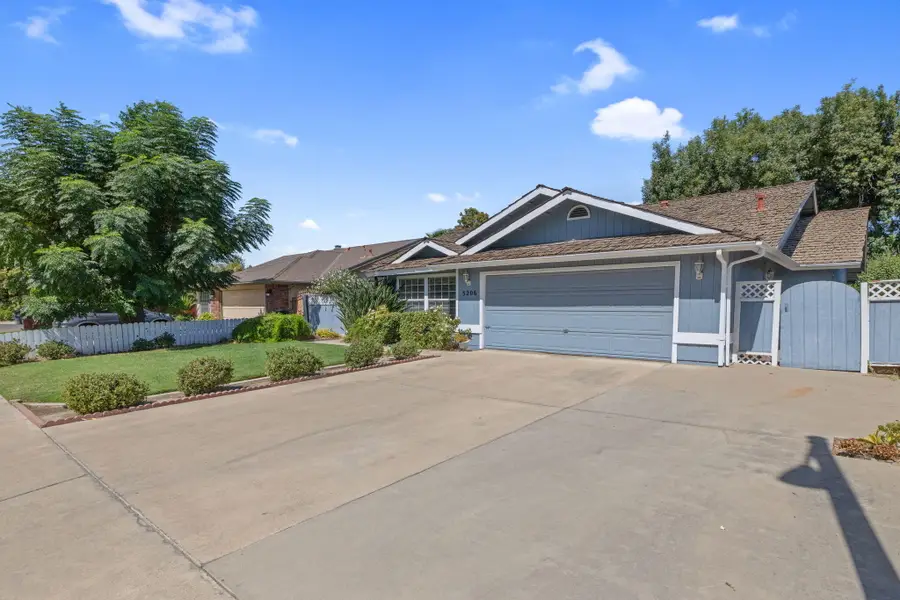5206 W Iris Court, Visalia, CA 93277 - #2