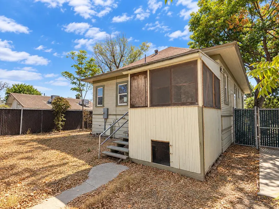 110 W Myrtle Street, Hanford, CA 93230 - #3