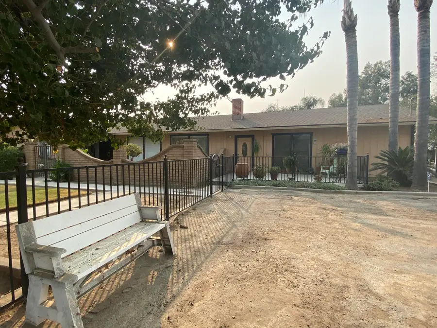 10853 Porter Avenue, Dinuba, CA 93618 - #2