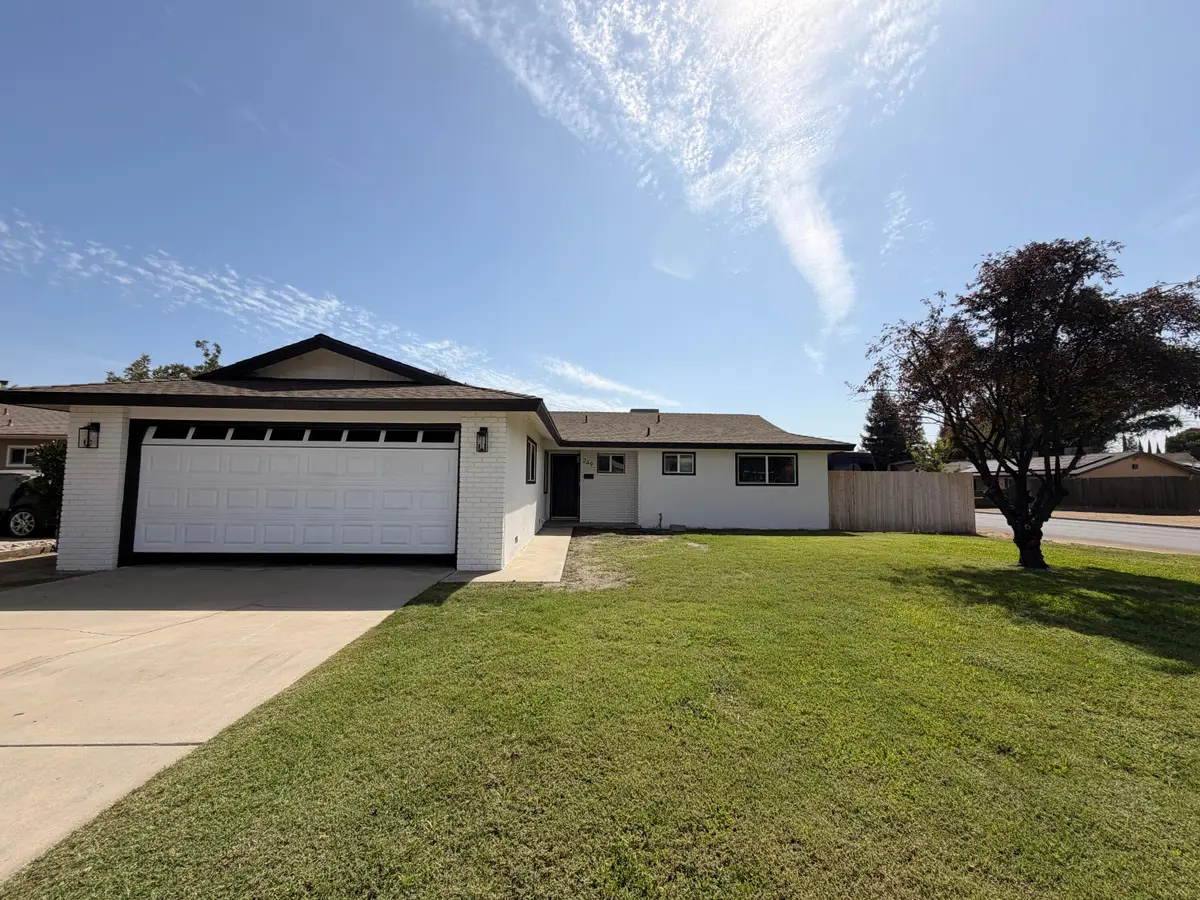 249 W Paradise Avenue, Visalia, CA 93277 - #1