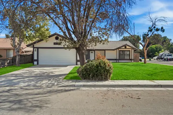 166 N Lyndsay Way, Dinuba, CA 93618