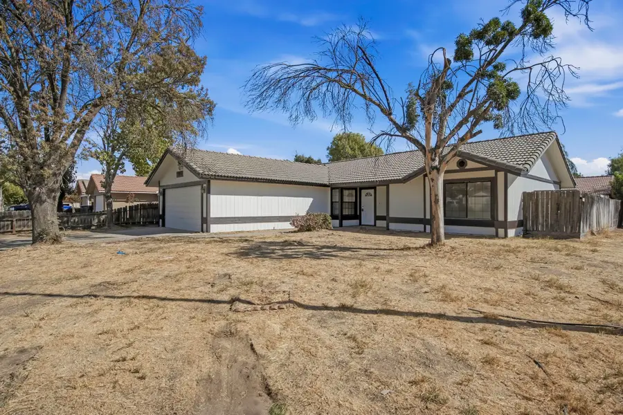 166 N Lyndsay Way, Dinuba, CA 93618 - #3