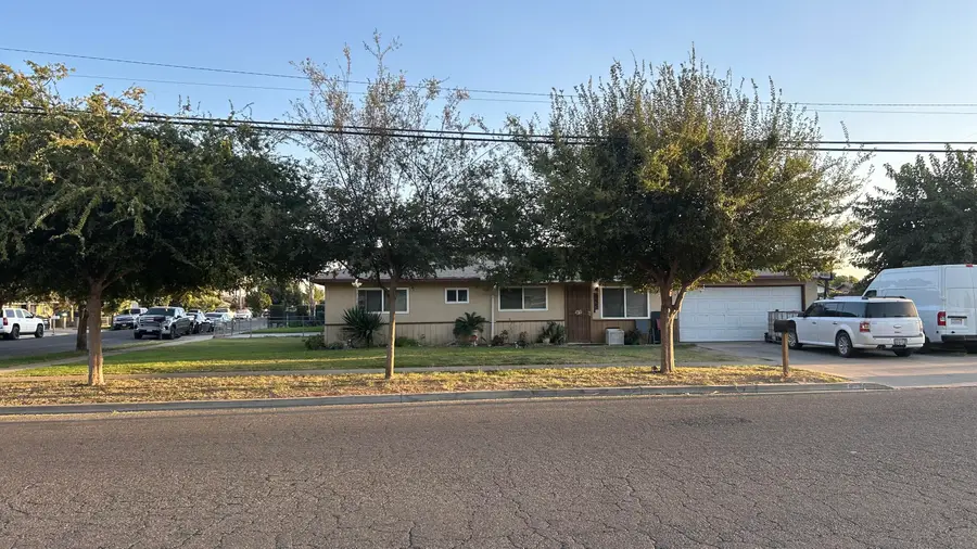 955 E Sonora Avenue, Tulare, CA 93274 - #2