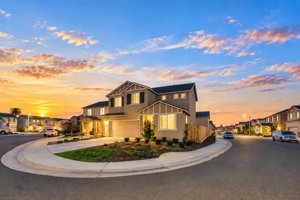 2207 S Crumal Street, Visalia, CA 93292