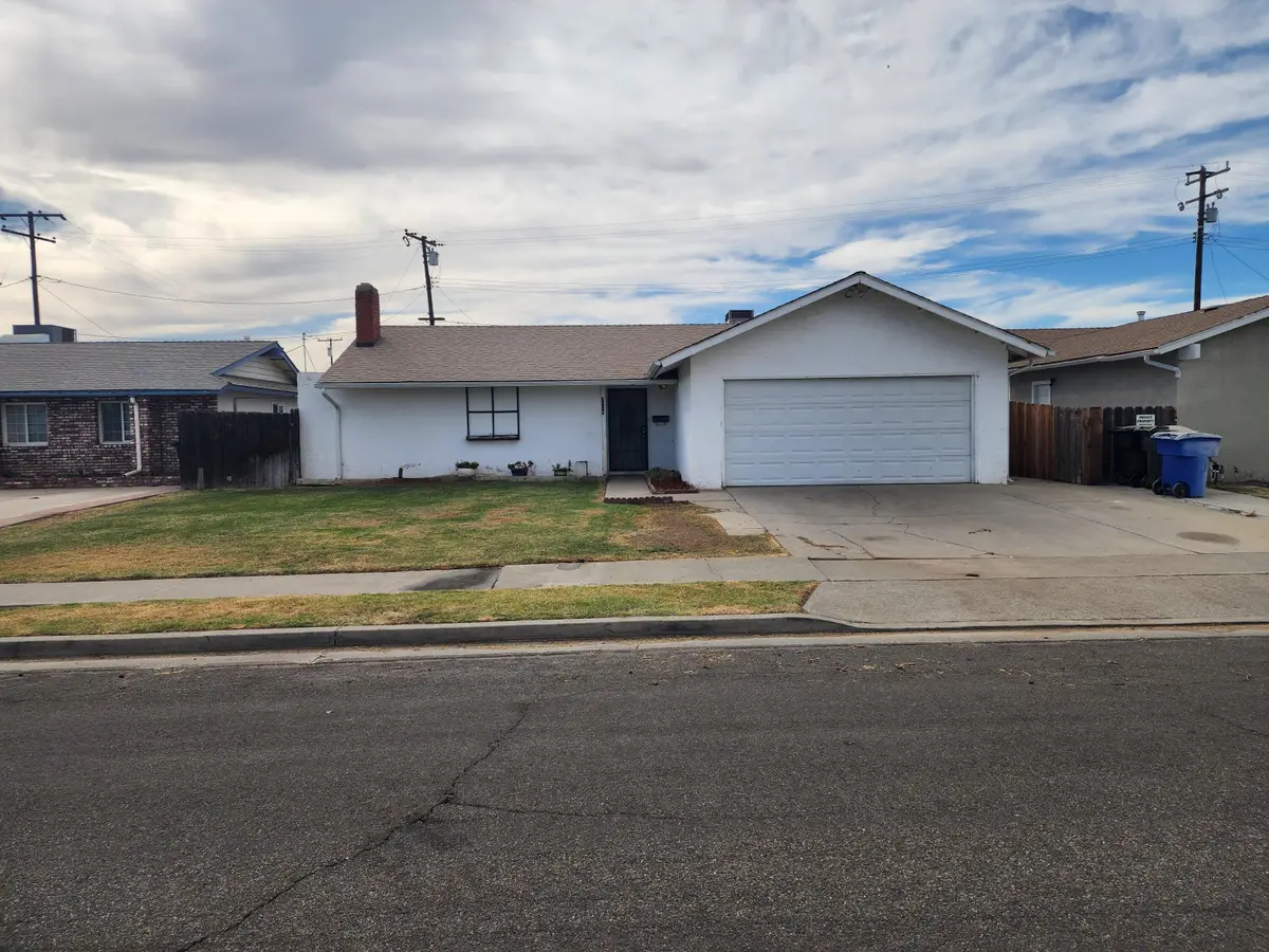 1124 Robin Avenue, Hanford, CA 93230 - #1
