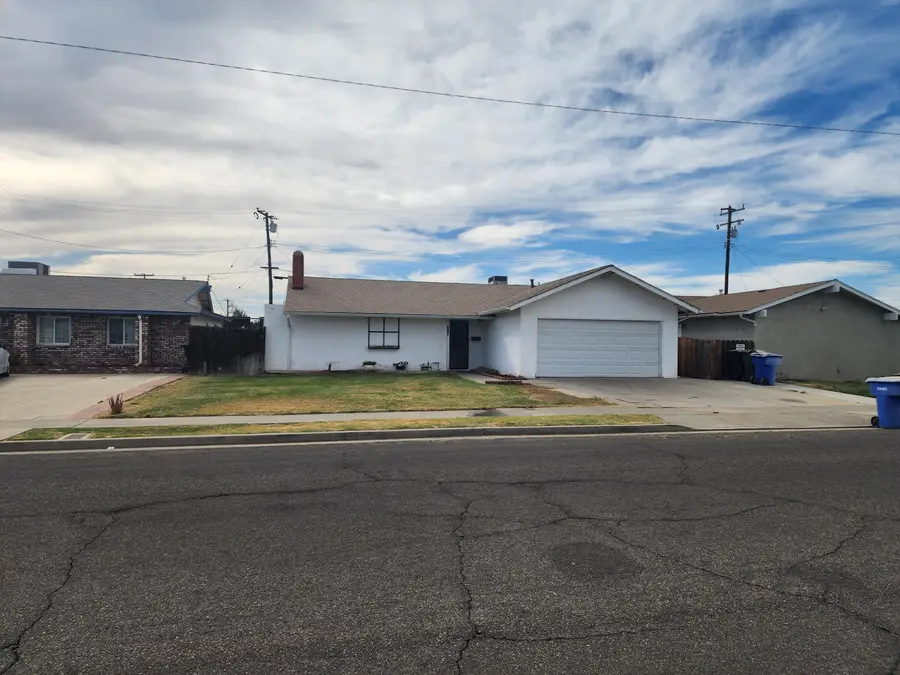 1124 Robin Avenue, Hanford, CA 93230 - #2