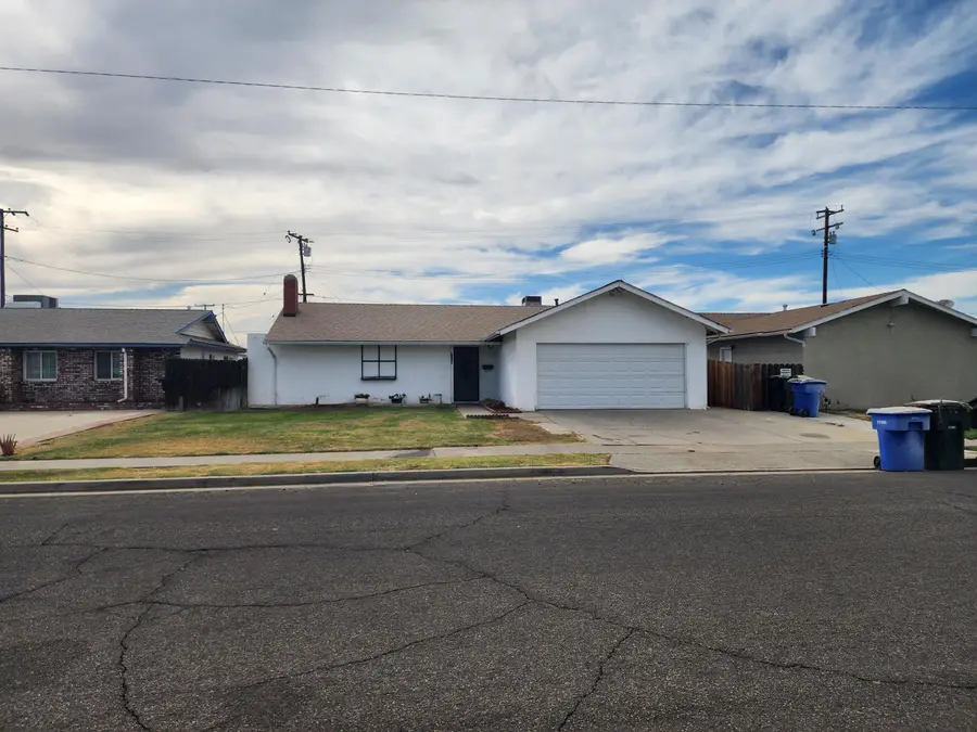 1124 Robin Avenue, Hanford, CA 93230 - #3