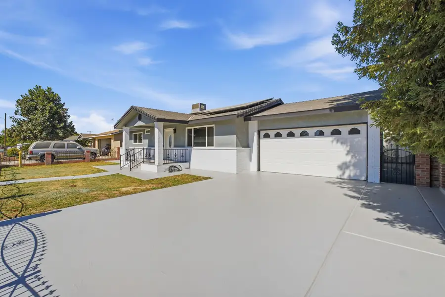 1442 W Oakland Avenue, Tulare, CA 93274 - #3