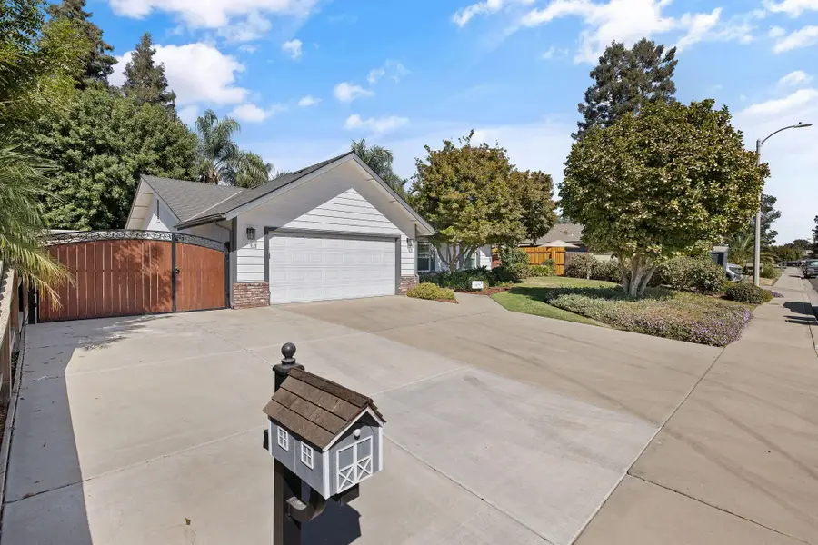 2632 E Paradise Avenue, Visalia, CA 93292 - #3
