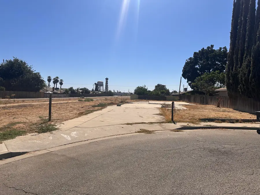 445 E Parker Court, Visalia, CA 93291 - #2