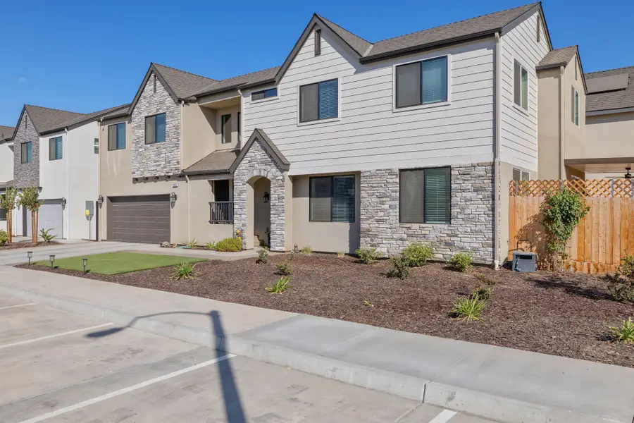 2092 Roussanne Avenue, Tulare, CA 93274 - #3
