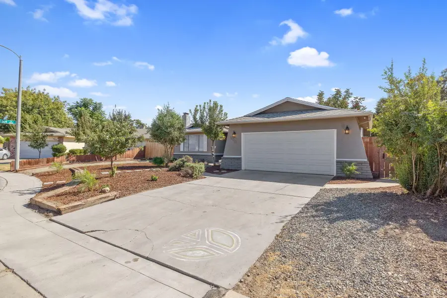 2635 W Monte Vista Avenue, Visalia, CA 93277 - #2