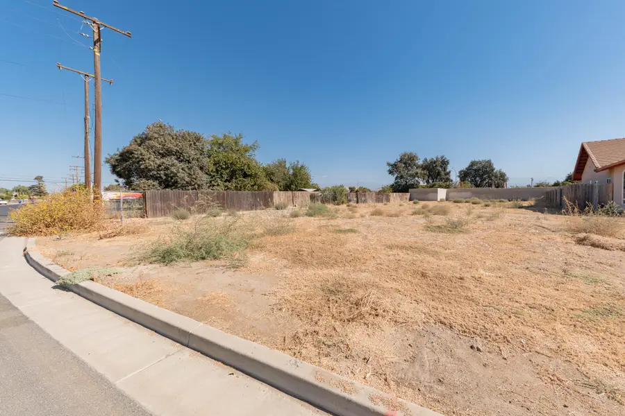210 S Cobb Street, Porterville, CA 93257 - #2