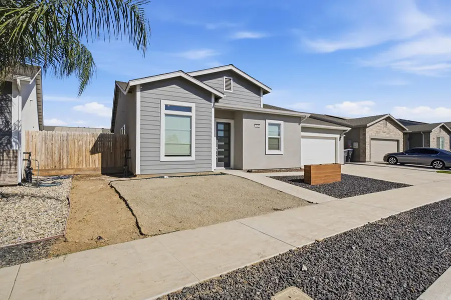 324 E Newton Avenue, Visalia, CA 93291 - #3