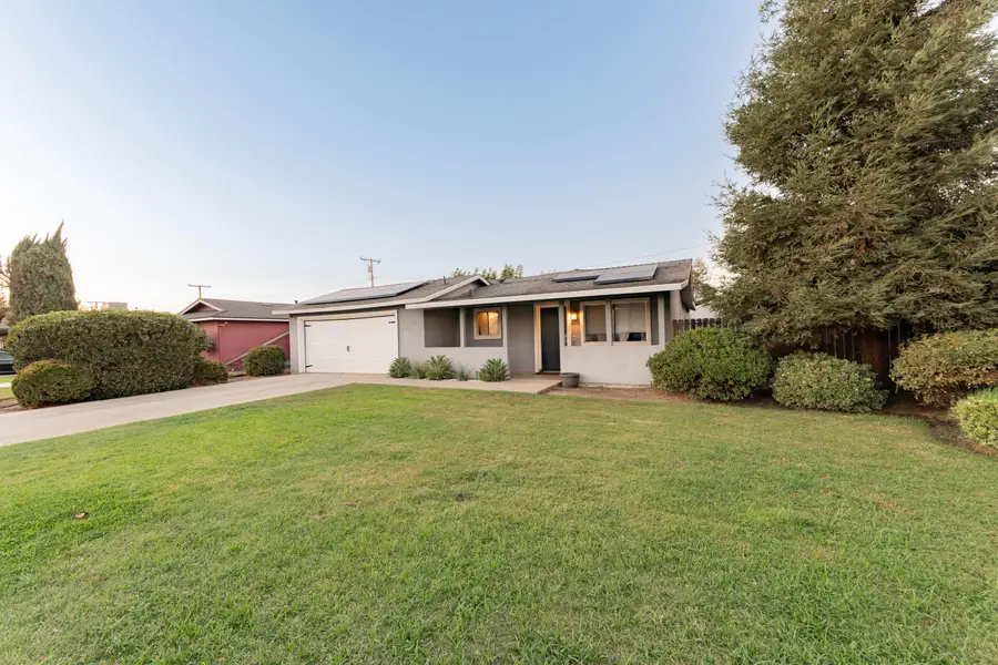 1682 W Pleasant Avenue, Tulare, CA 93274 - #2