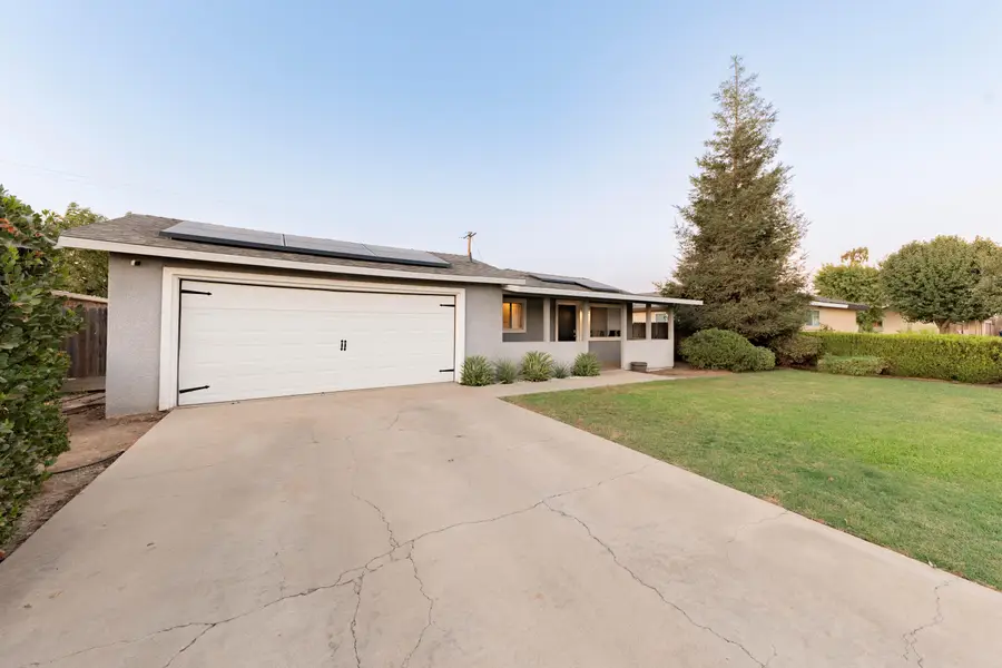 1682 W Pleasant Avenue, Tulare, CA 93274 - #3