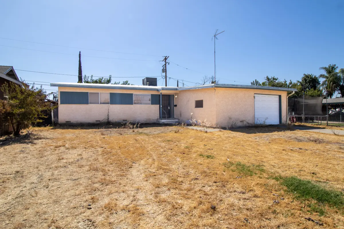 877 E Thurman Avenue, Porterville, CA 93257 - #1