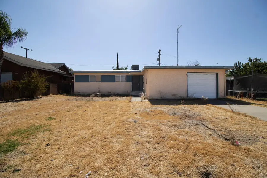 877 E Thurman Avenue, Porterville, CA 93257 - #2