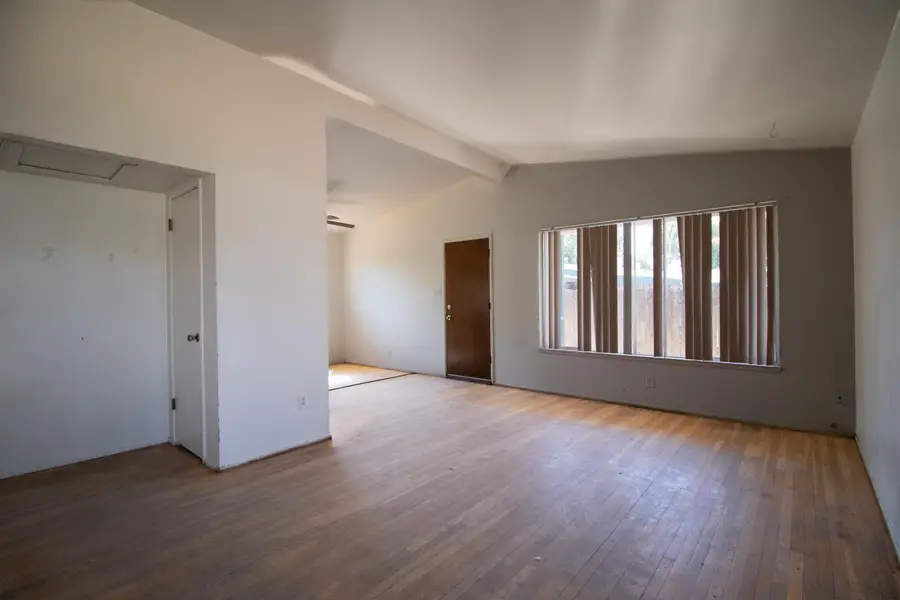 877 E Thurman Avenue, Porterville, CA 93257 - #3