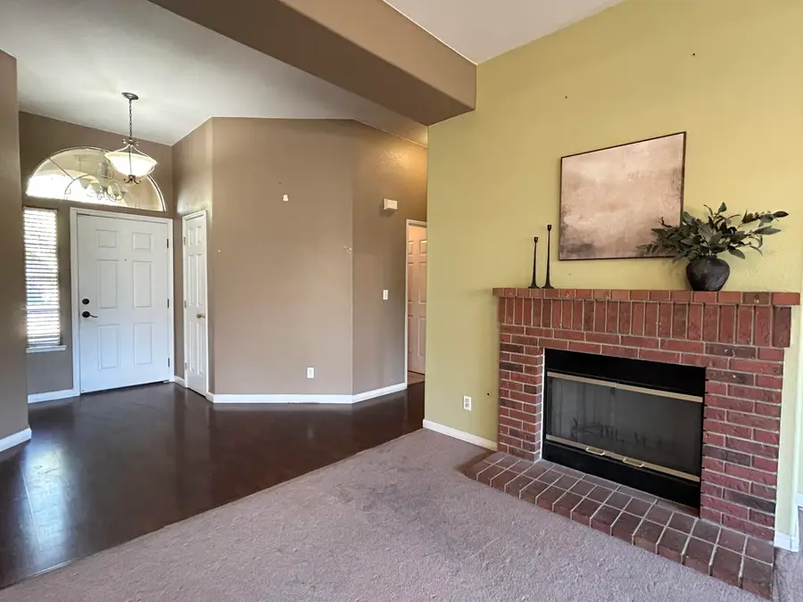1877 W Nancy Avenue, Porterville, CA 93257 - #3