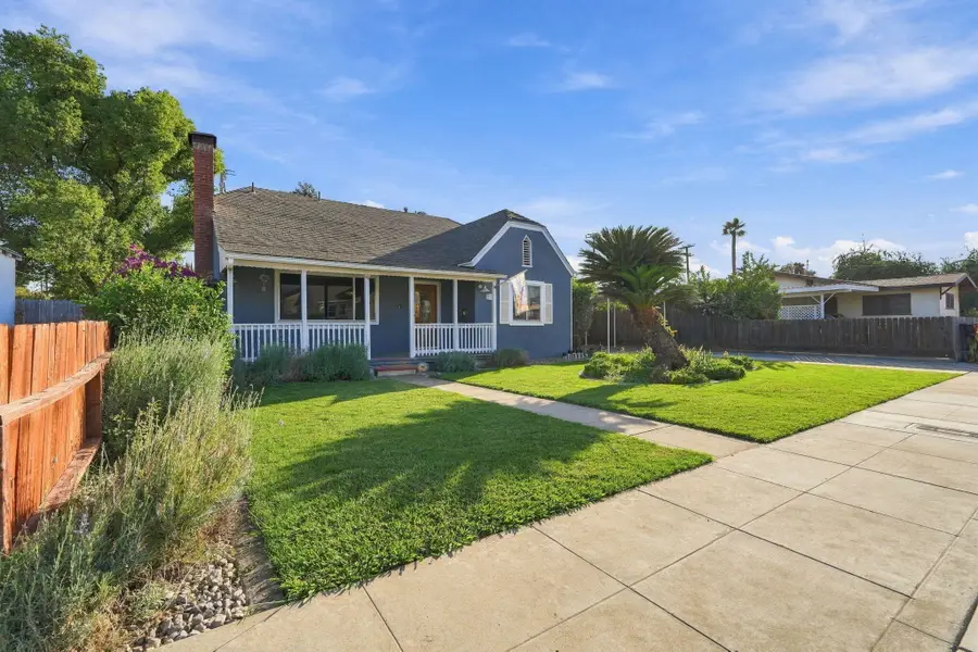 827 E Apricot Avenue, Tulare, CA 93274 - #2