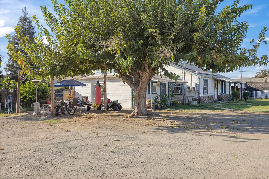 505 W Mulberry Avenue, Porterville, CA 93257 - #3