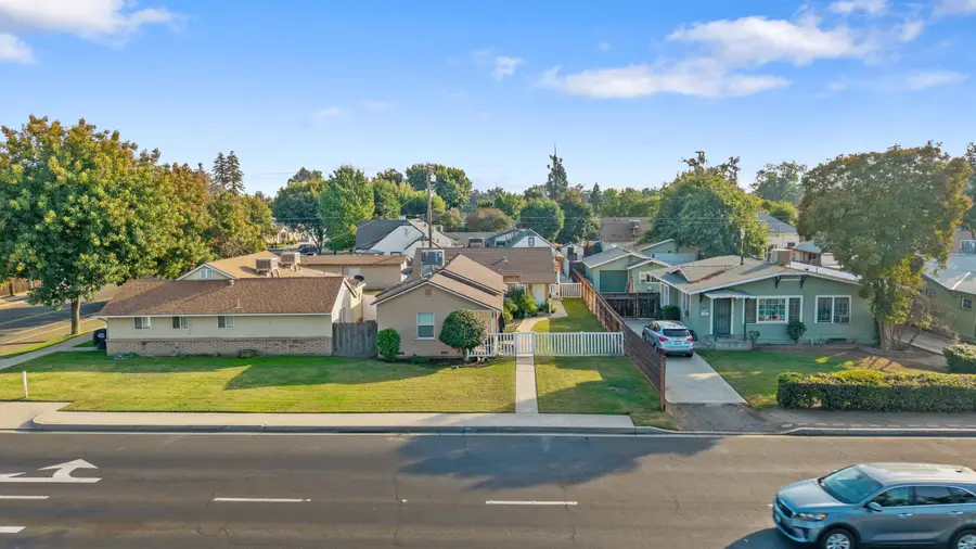 909 W Noble Avenue, Visalia, CA 93277 - #2