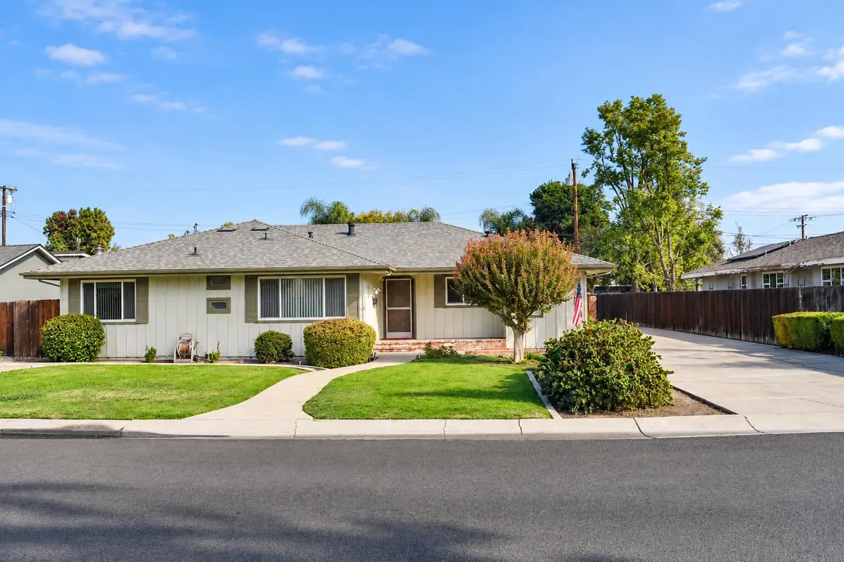 1334 W Howard Avenue, Visalia, CA 93277 - #1