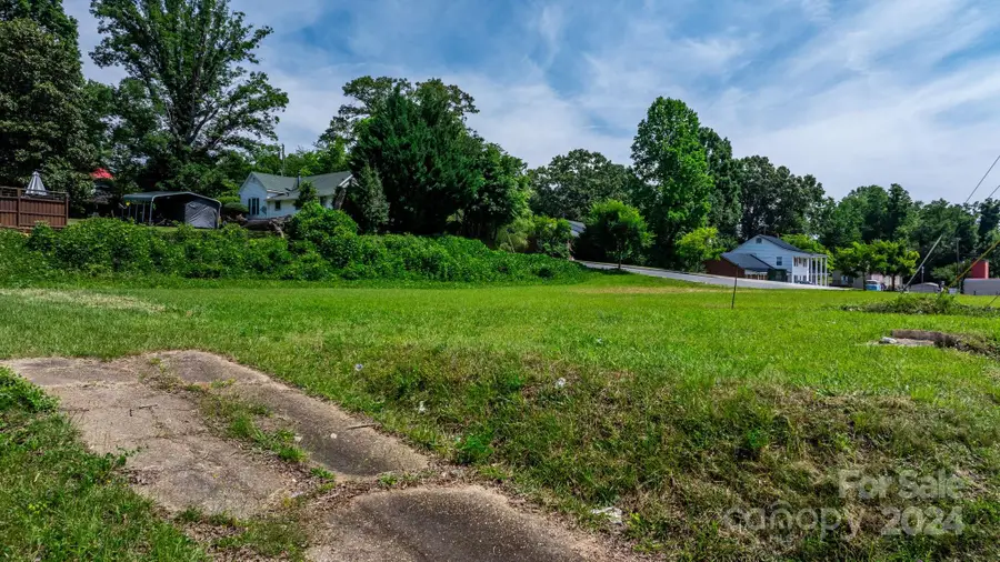 25 N Mcdowell Avenue, Marion, NC 28752 - Image #2