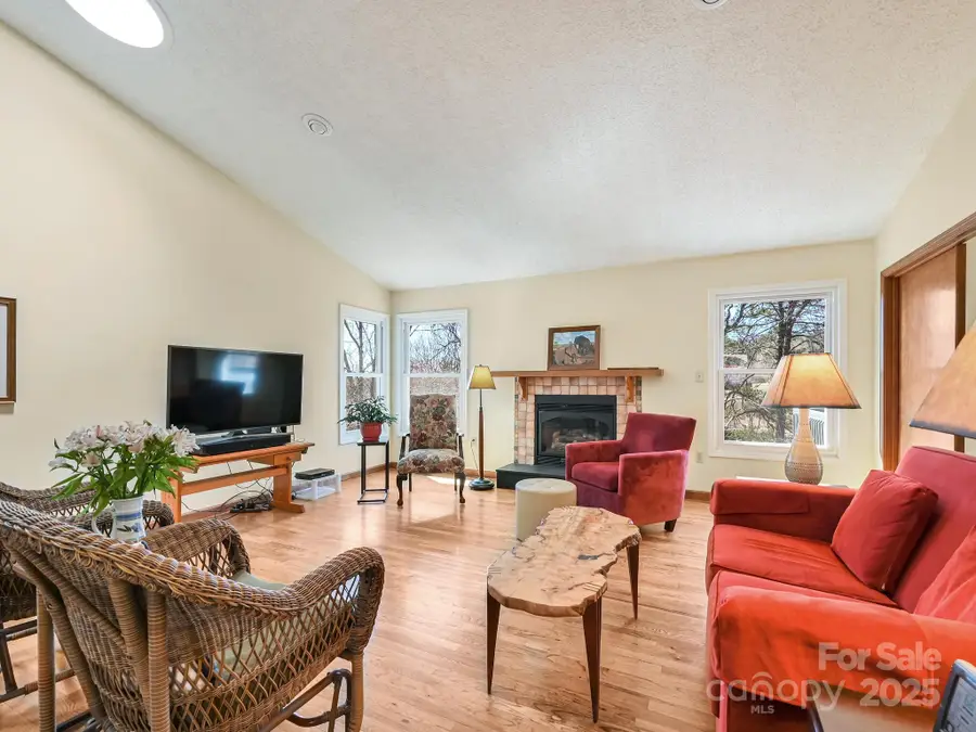 34 Larkspur Court, Asheville, NC 28805 - Image #3