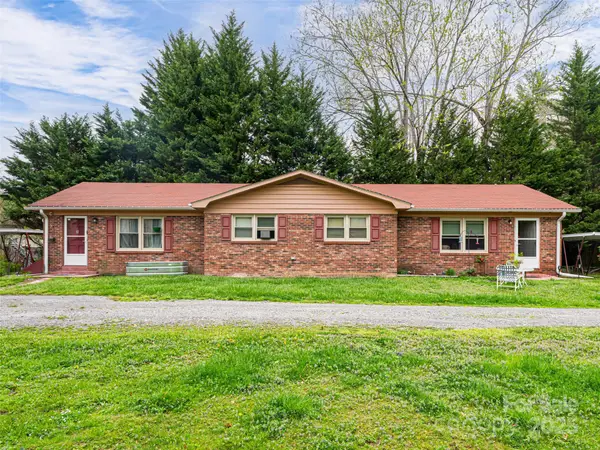 527 Glasgow Lane, Hendersonville, NC 28739