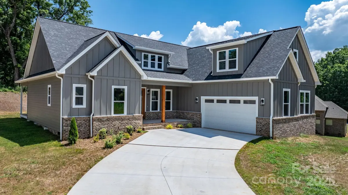 3733 Whitney Drive Ne, Hickory, NC 28601 - Image #1