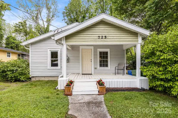 725 1st Avenue W, Hendersonville, NC 28739