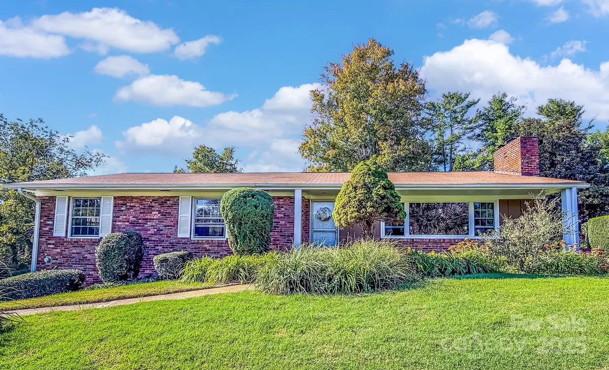 8 Fox Chase Road, Asheville, NC 28804 - Image #1