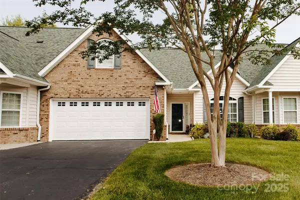 47 Victoria Park Drive, Hendersonville, NC 28792