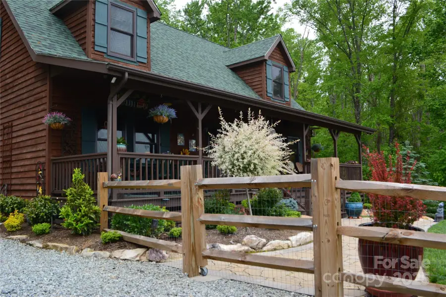 394 Hummingbird Lane, Elk Park, NC 28622 - Image #3